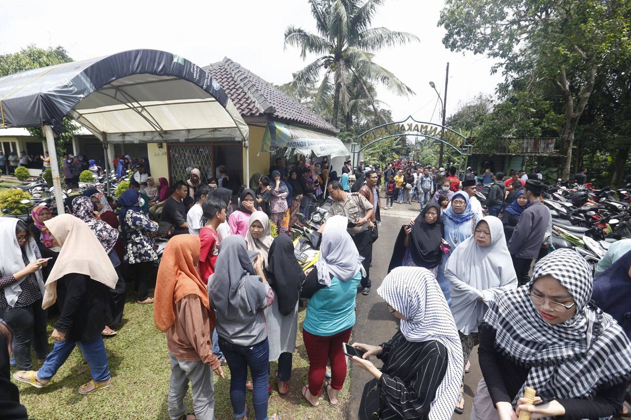 Ribuan Pelayat Hadiri...