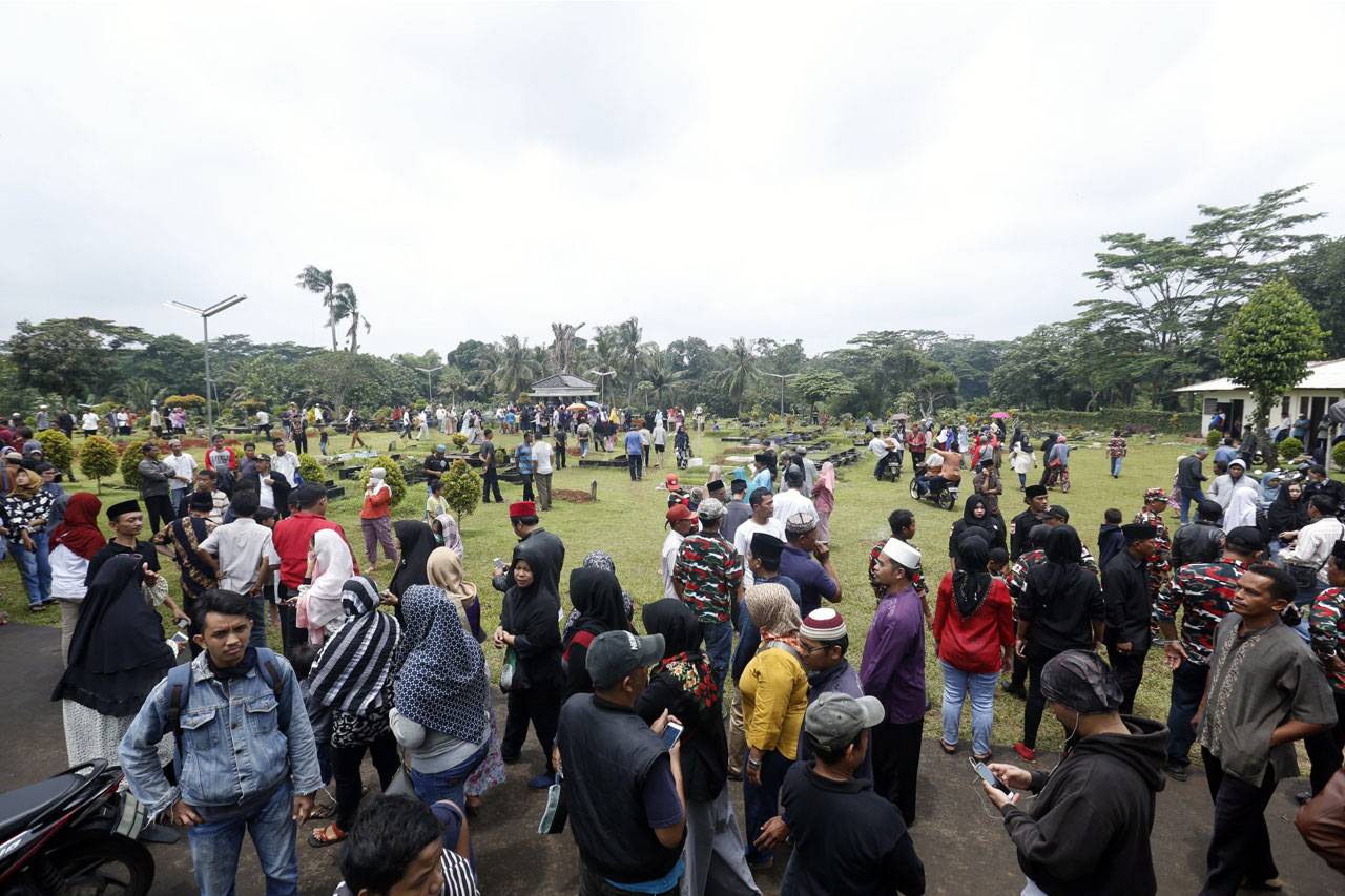 Ribuan Pelayat Hadiri...