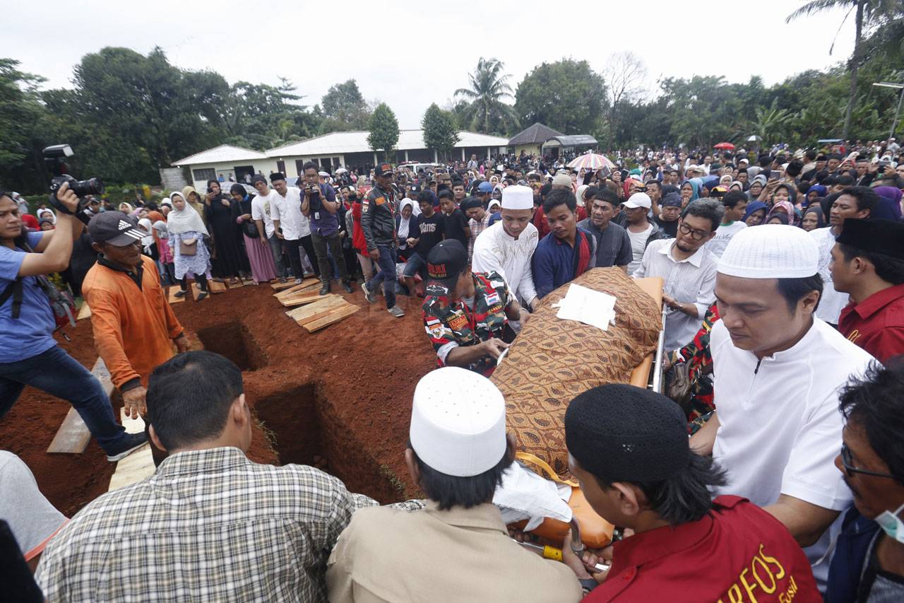 Ribuan Pelayat Hadiri...
