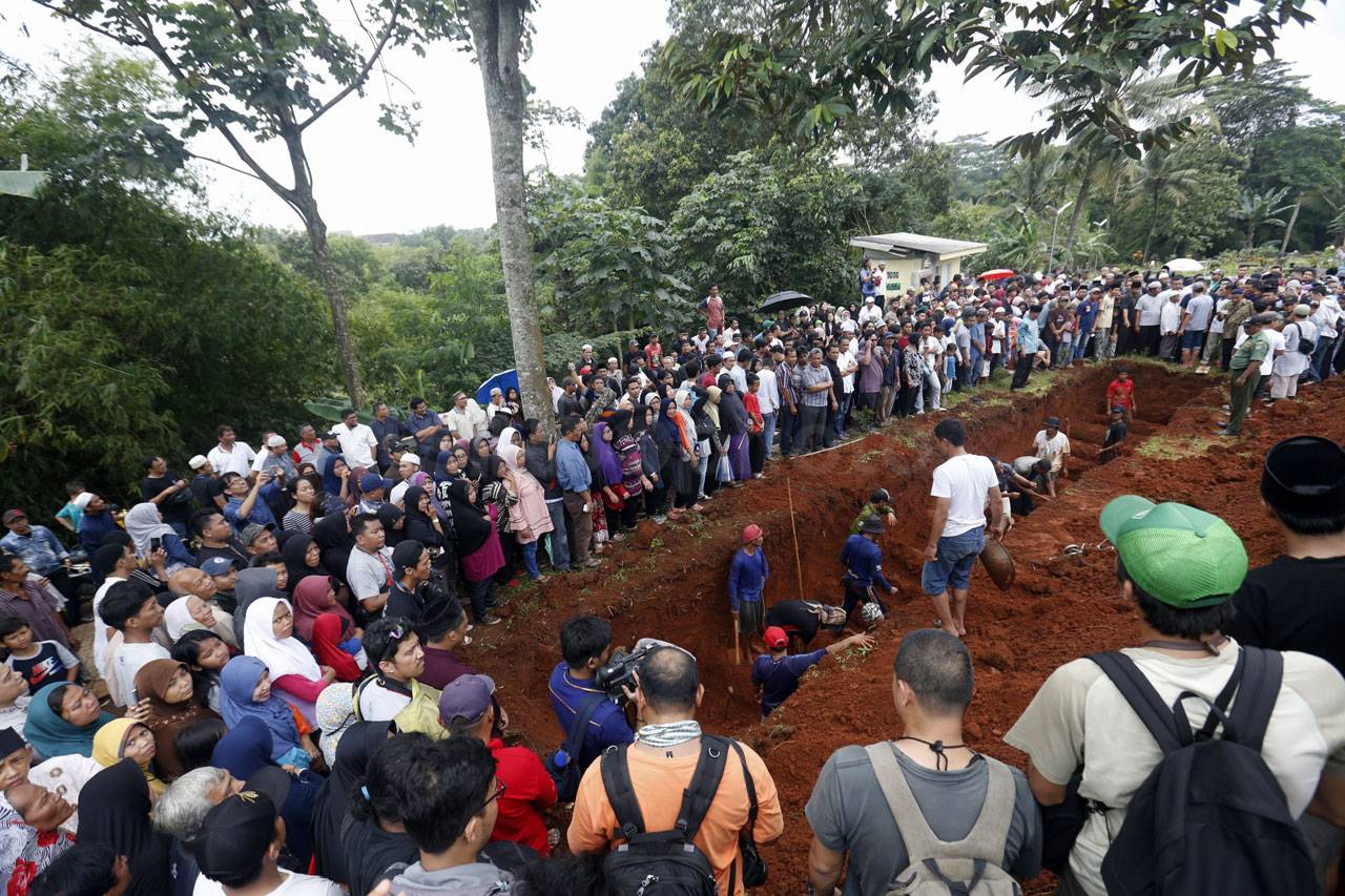 Ribuan Pelayat Hadiri...
