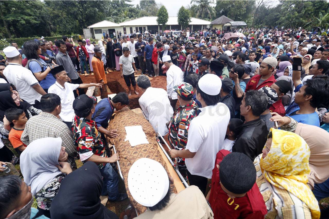 Ribuan Pelayat Hadiri...