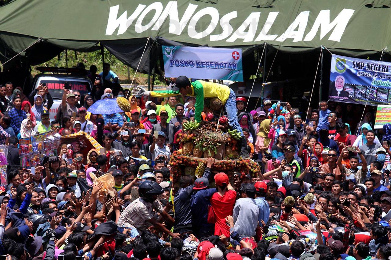 Ribuan Warga Berebut...