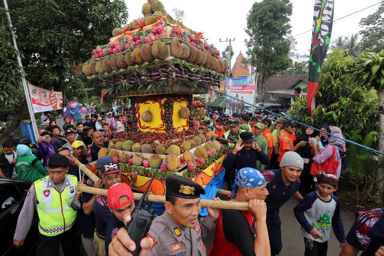 Ribuan Warga Berebut...