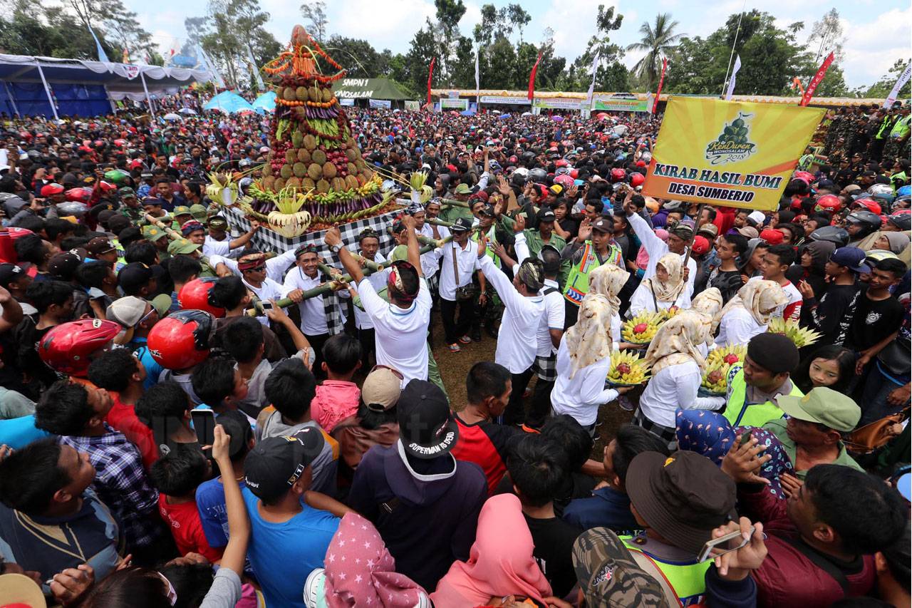 Ribuan Warga Berebut...