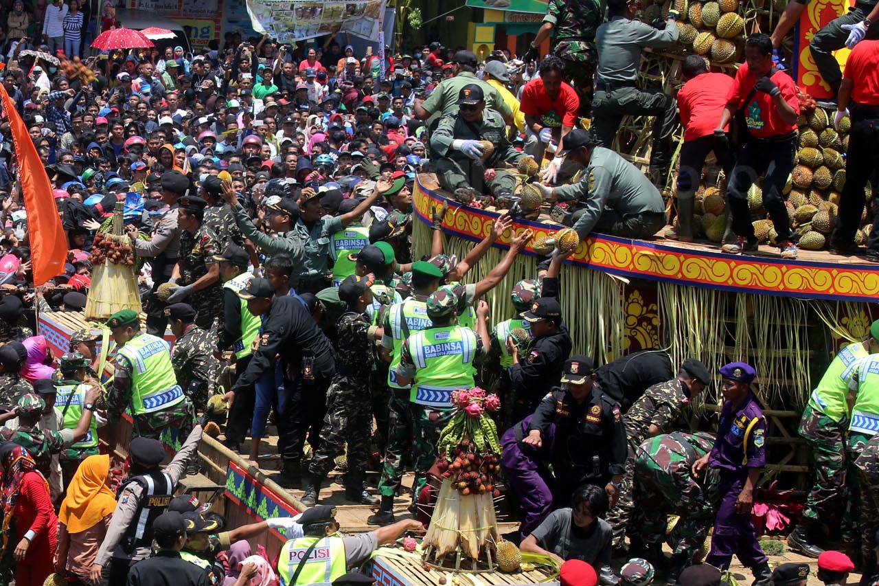 Ribuan Warga Berebut...