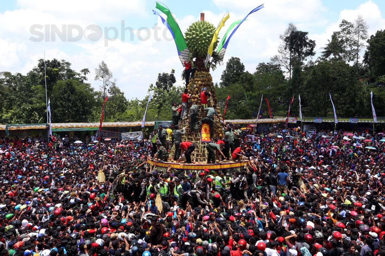 Ribuan Warga Berebut...