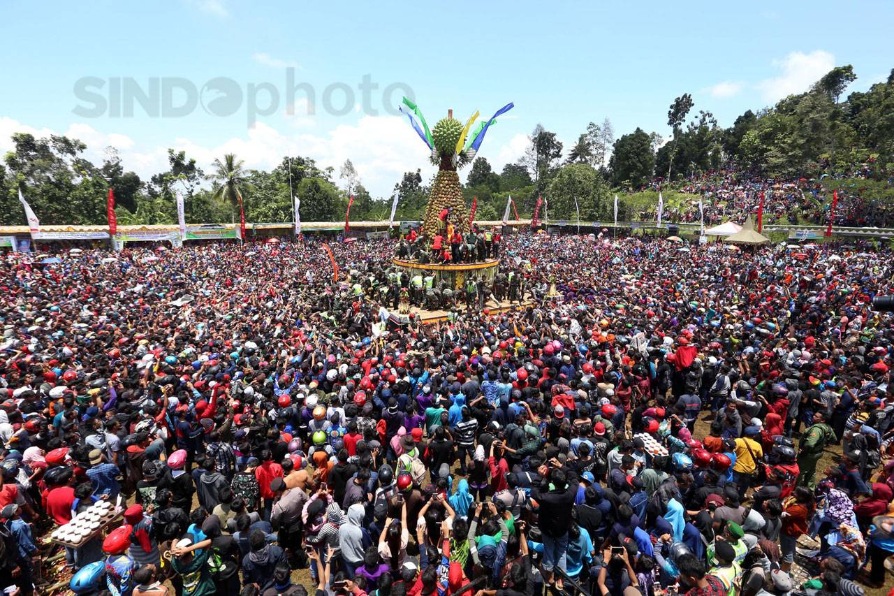 Ribuan Warga Berebut...