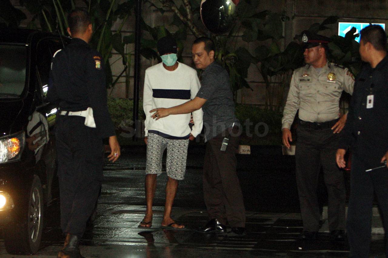 KPK Amankan Pria yang...