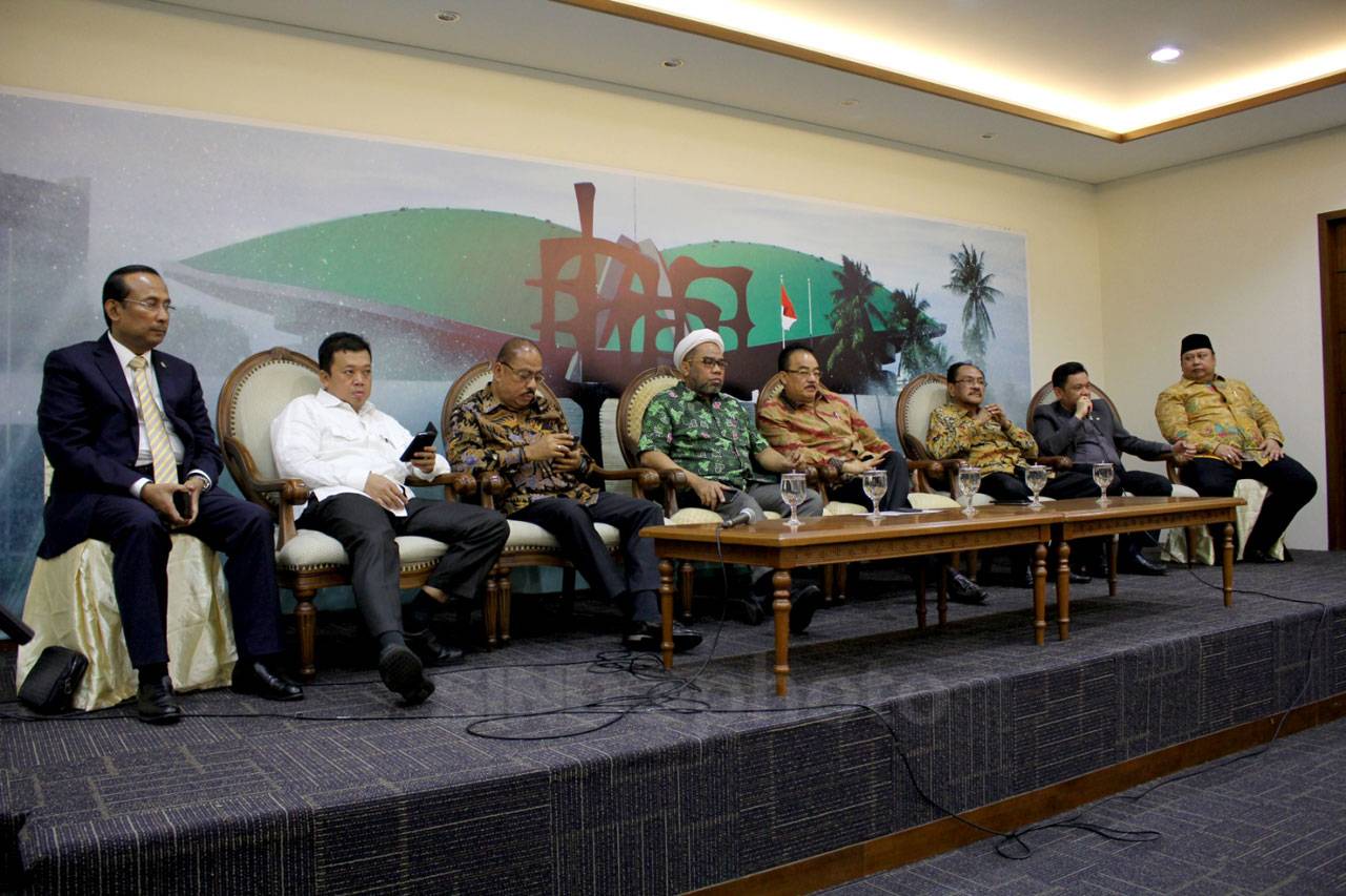 Partai Golkar Kecam...