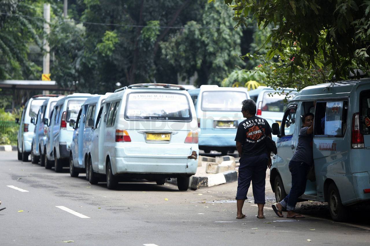 Puluhan Sopir Angkot...