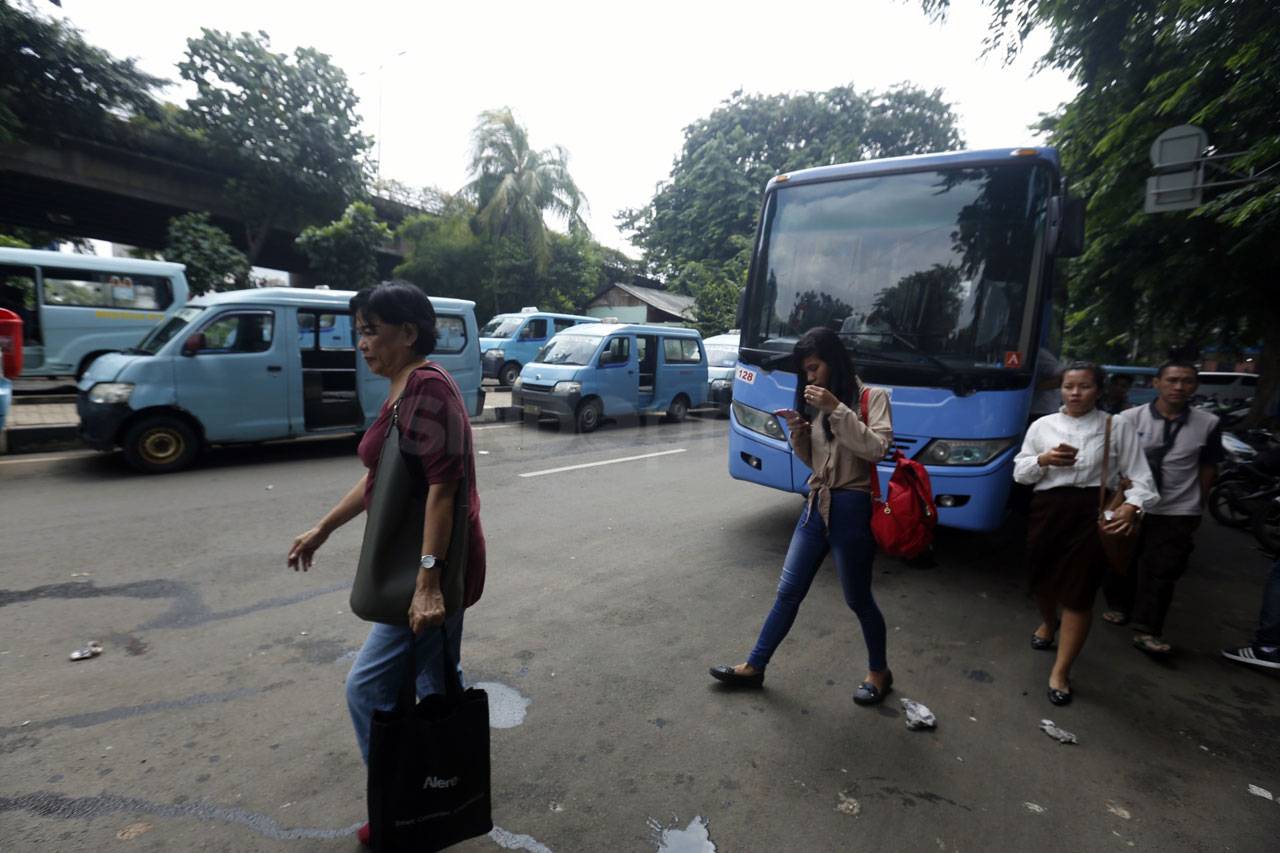 Puluhan Sopir Angkot...