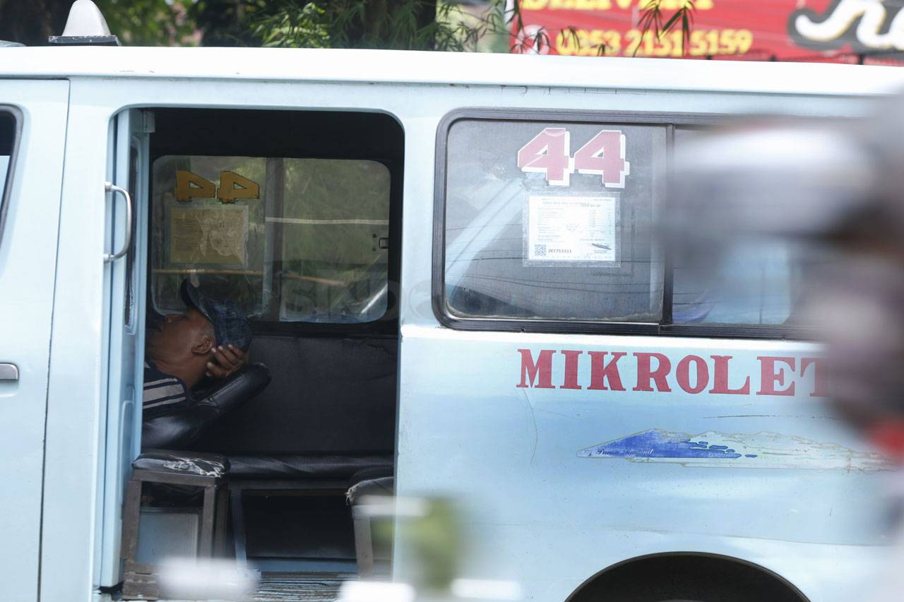 Puluhan Sopir Angkot...