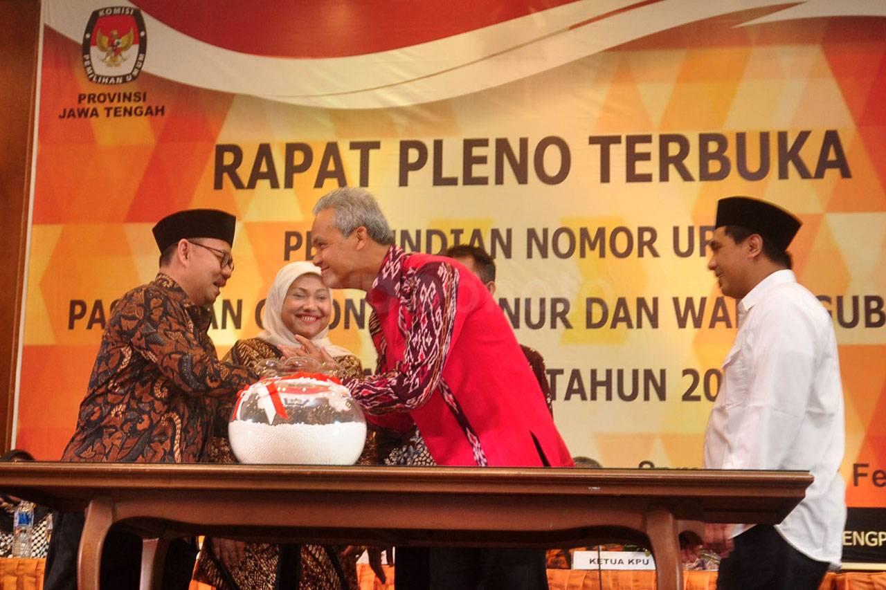 KPU Jateng Lakukan Pengundian...