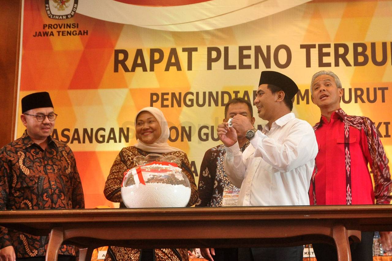 KPU Jateng Lakukan Pengundian...