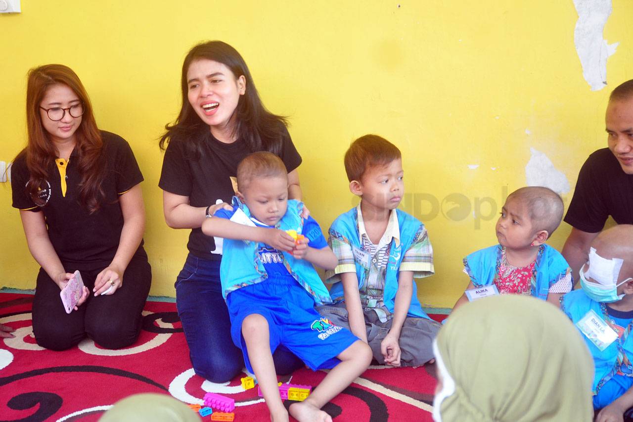 Berbagi Kasih dengan...