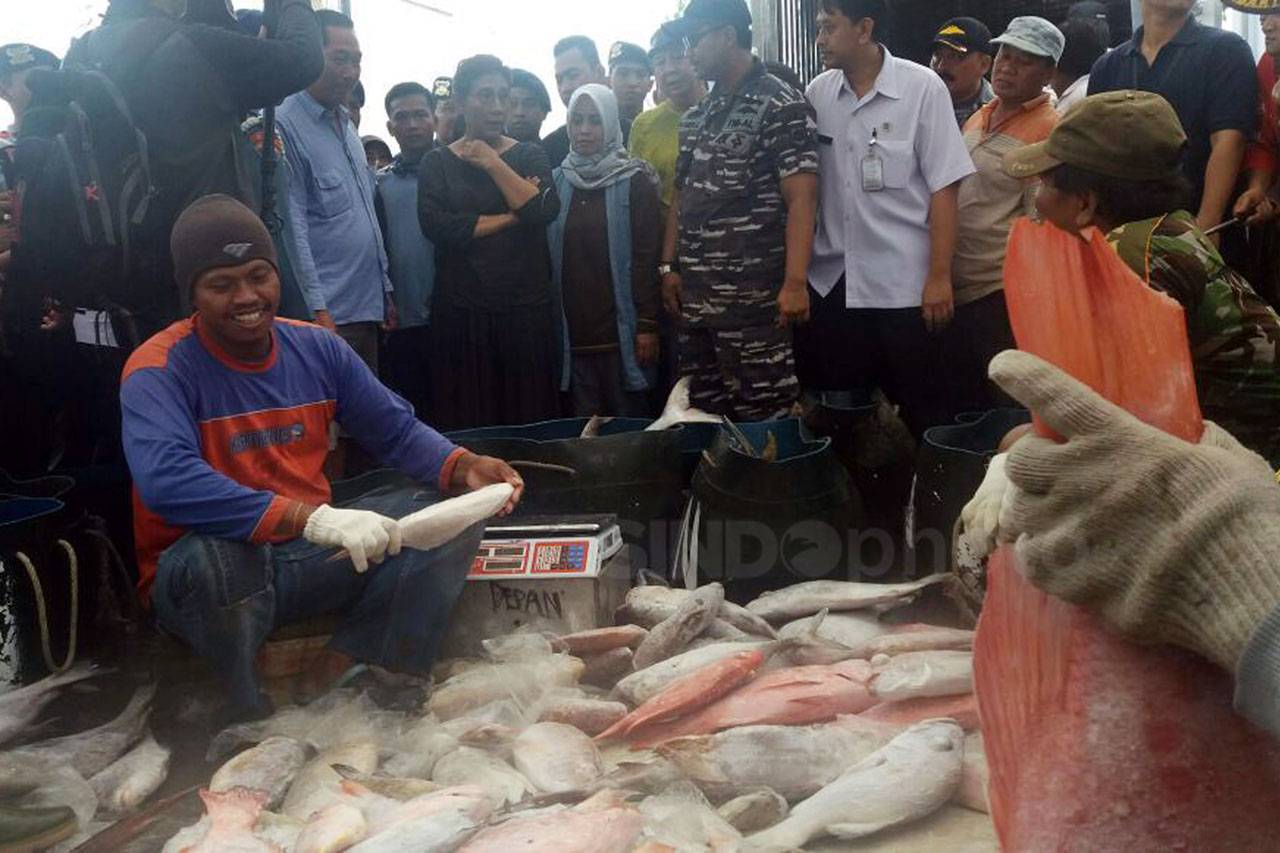 Menteri Susi Kunjungi...