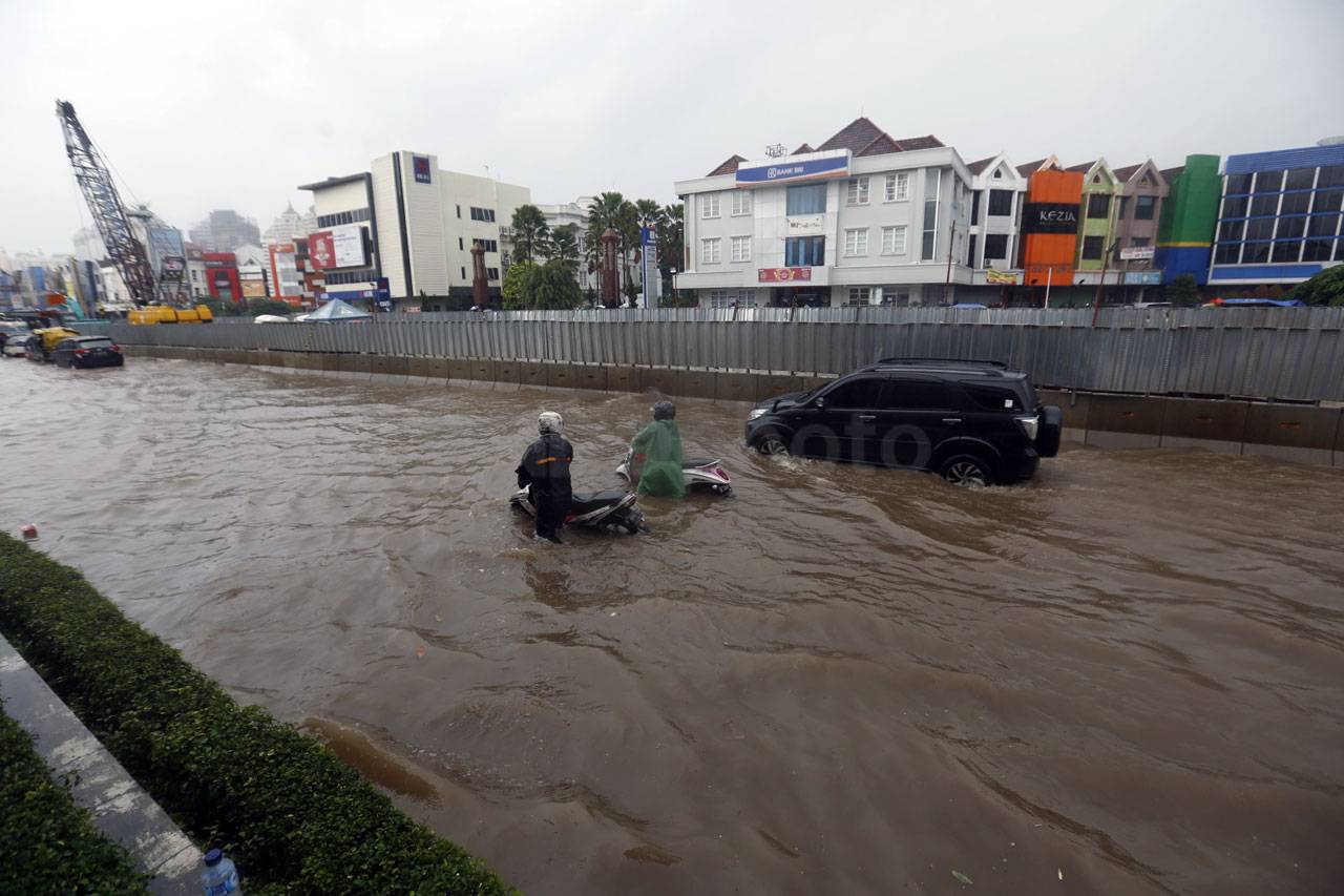 Banjir Rendam Jalan...