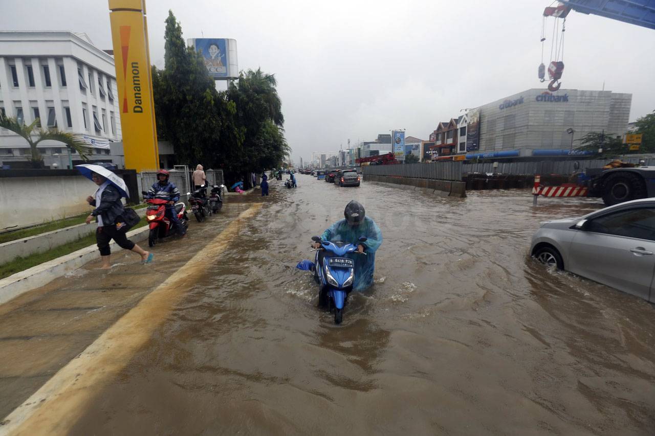 Banjir Rendam Jalan...