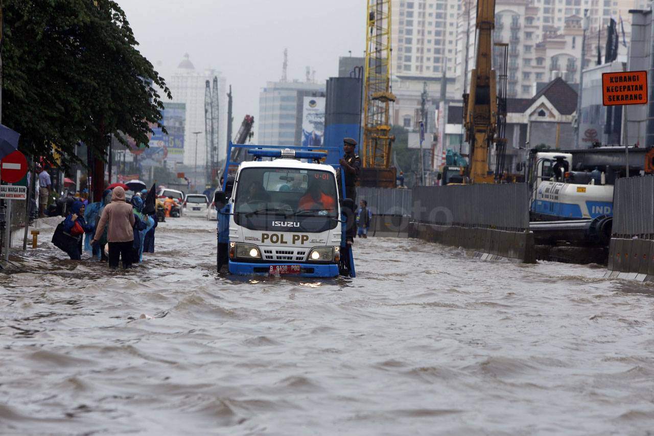 Banjir Rendam Jalan...