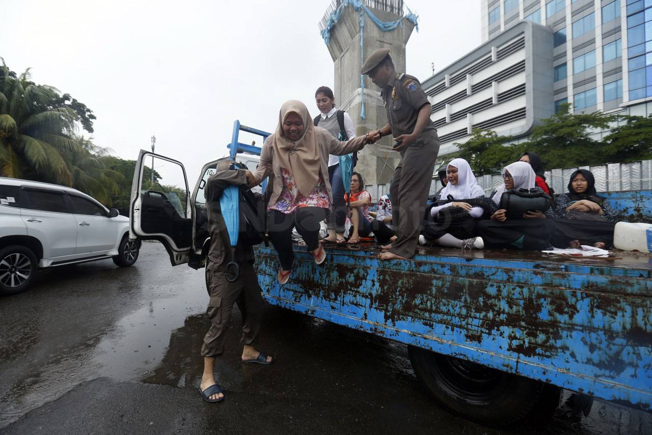 Banjir Rendam Jalan...