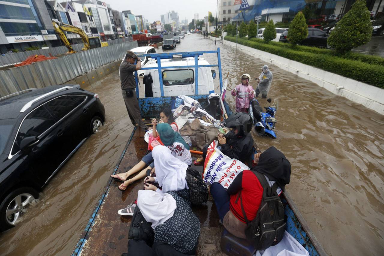 Banjir Rendam Jalan...