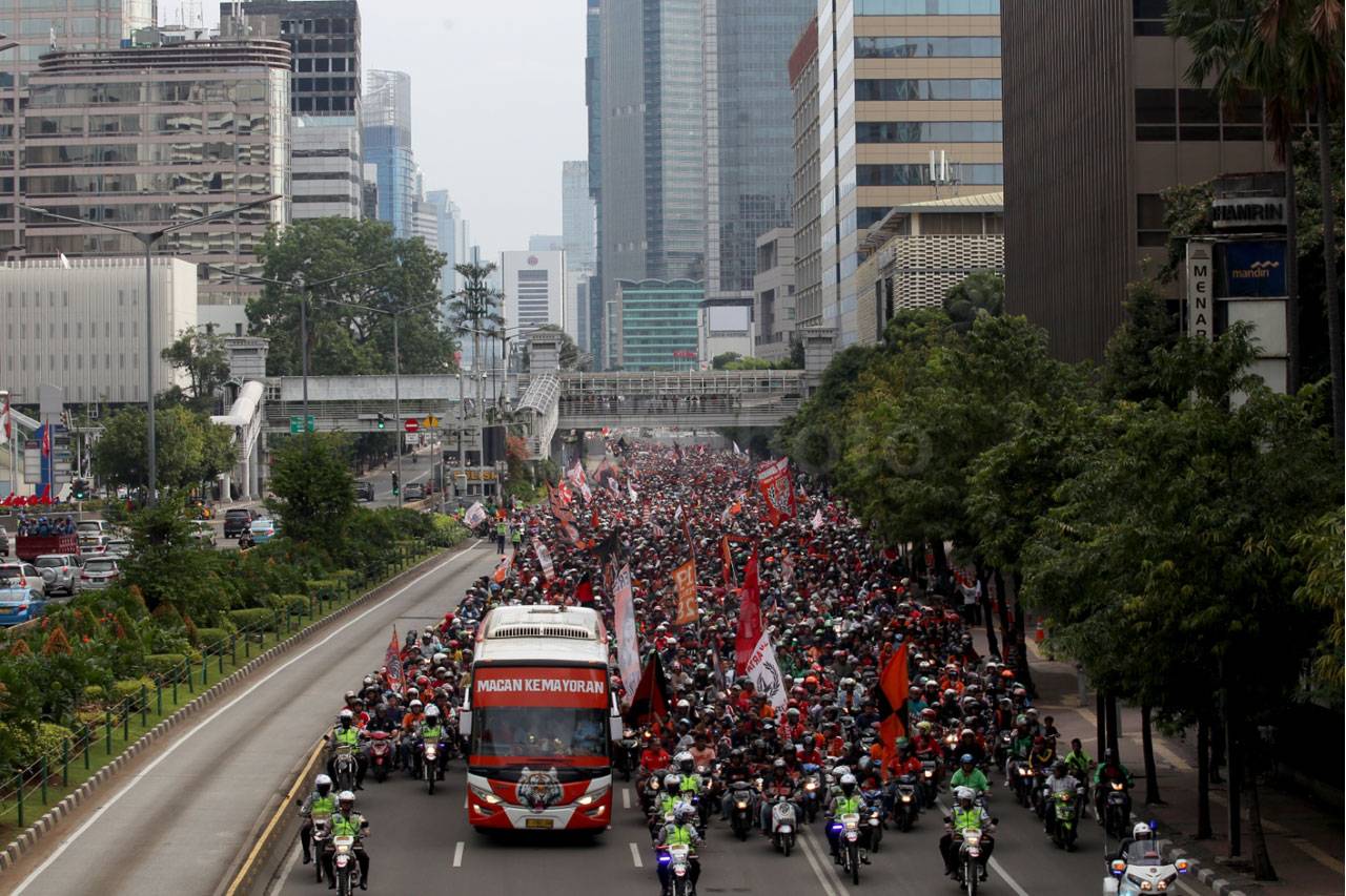 Jakmania Gelar Pawai...