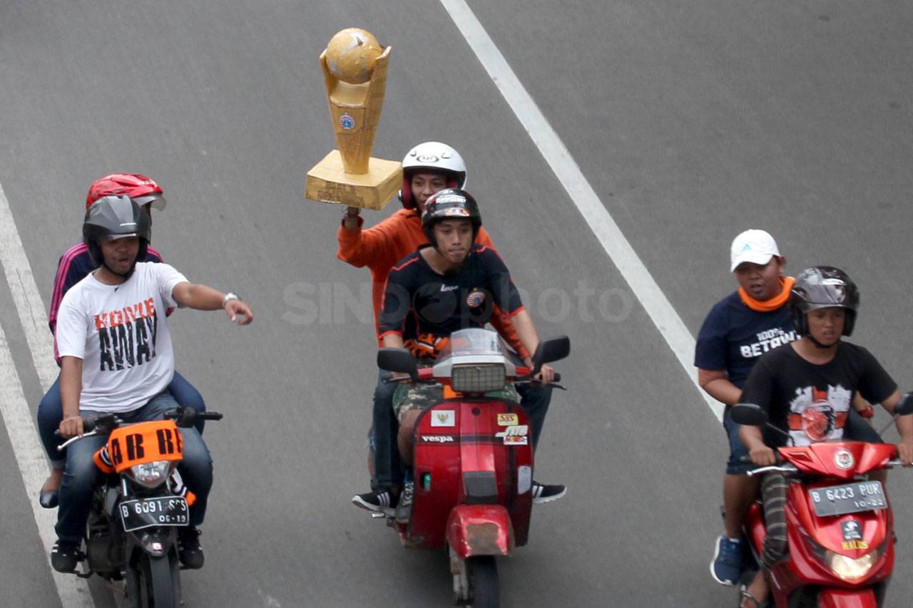 Jakmania Gelar Pawai...