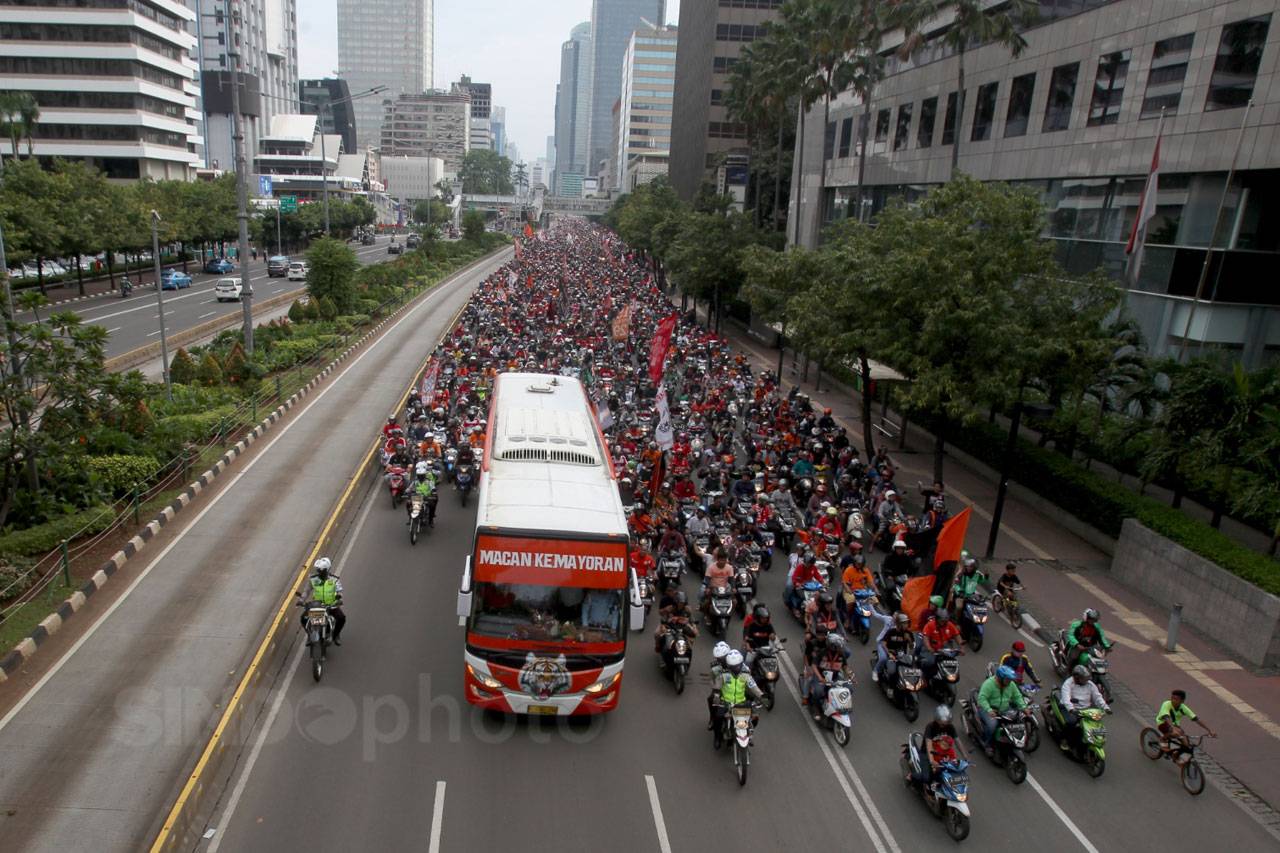 Jakmania Gelar Pawai...
