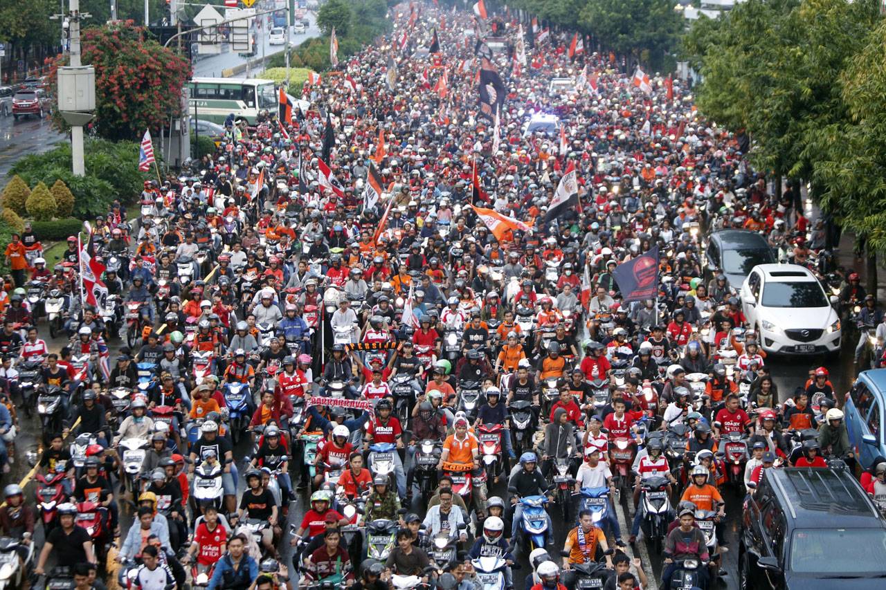 Ribuan Jakmania Rayakan...