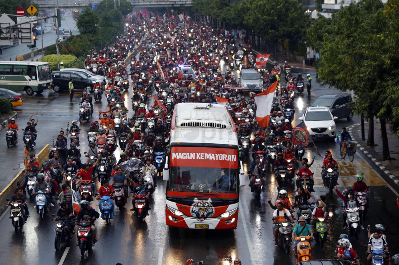 Ribuan Jakmania Rayakan...