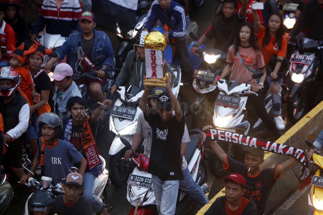 Ribuan Jakmania Rayakan...