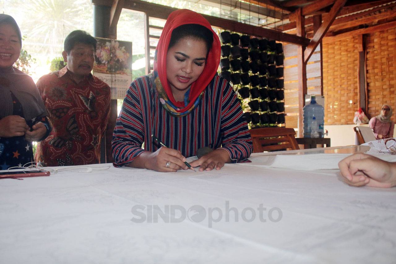 Puti Soekarno Temui...