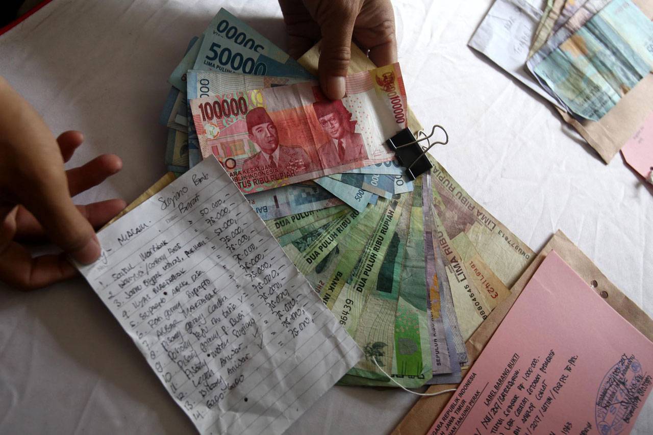 Lakukan Pungli PKL,...
