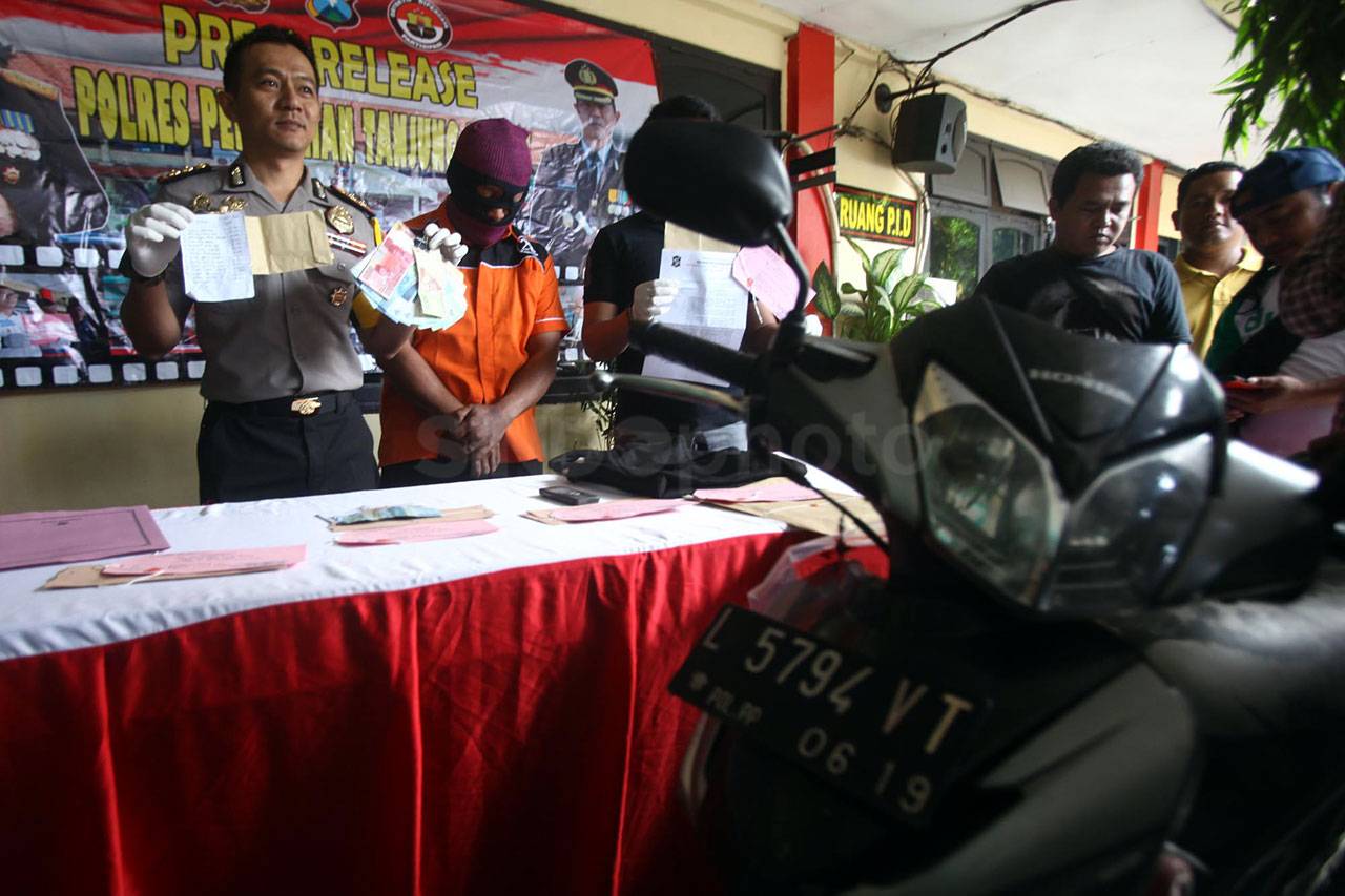Lakukan Pungli PKL,...