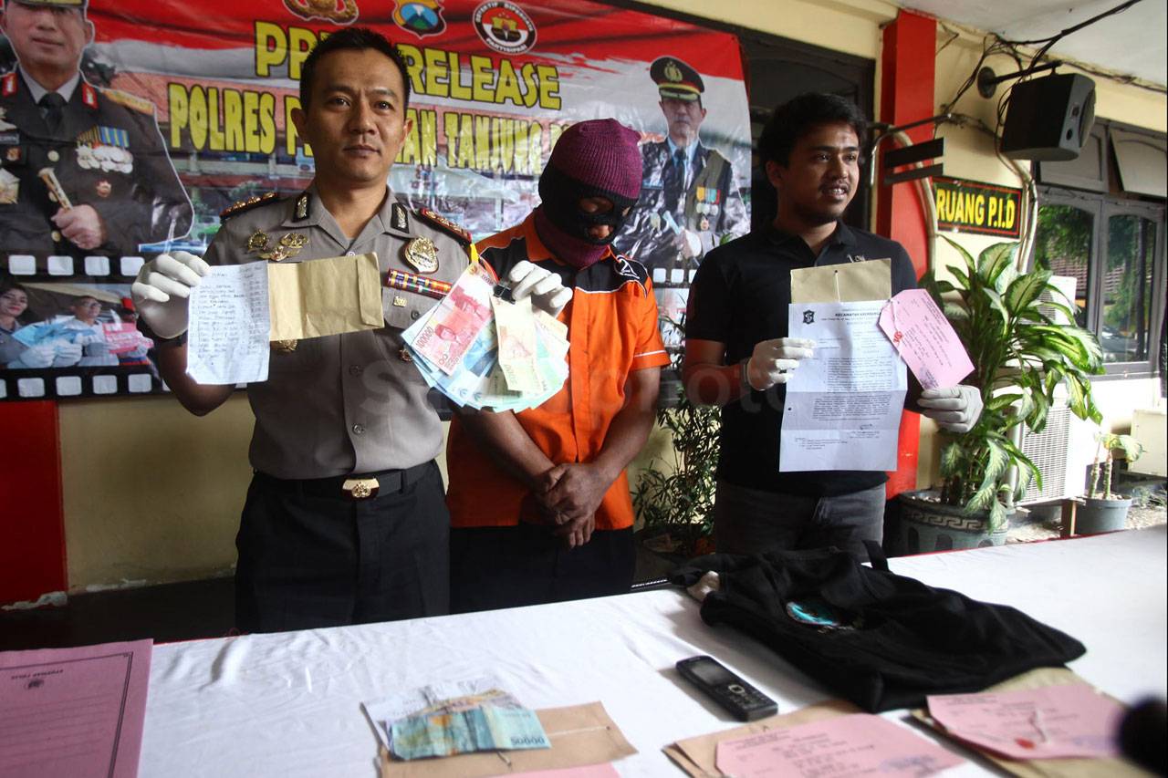 Lakukan Pungli PKL,...