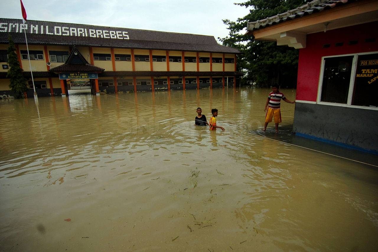 Banjir Masih Menggenangi...