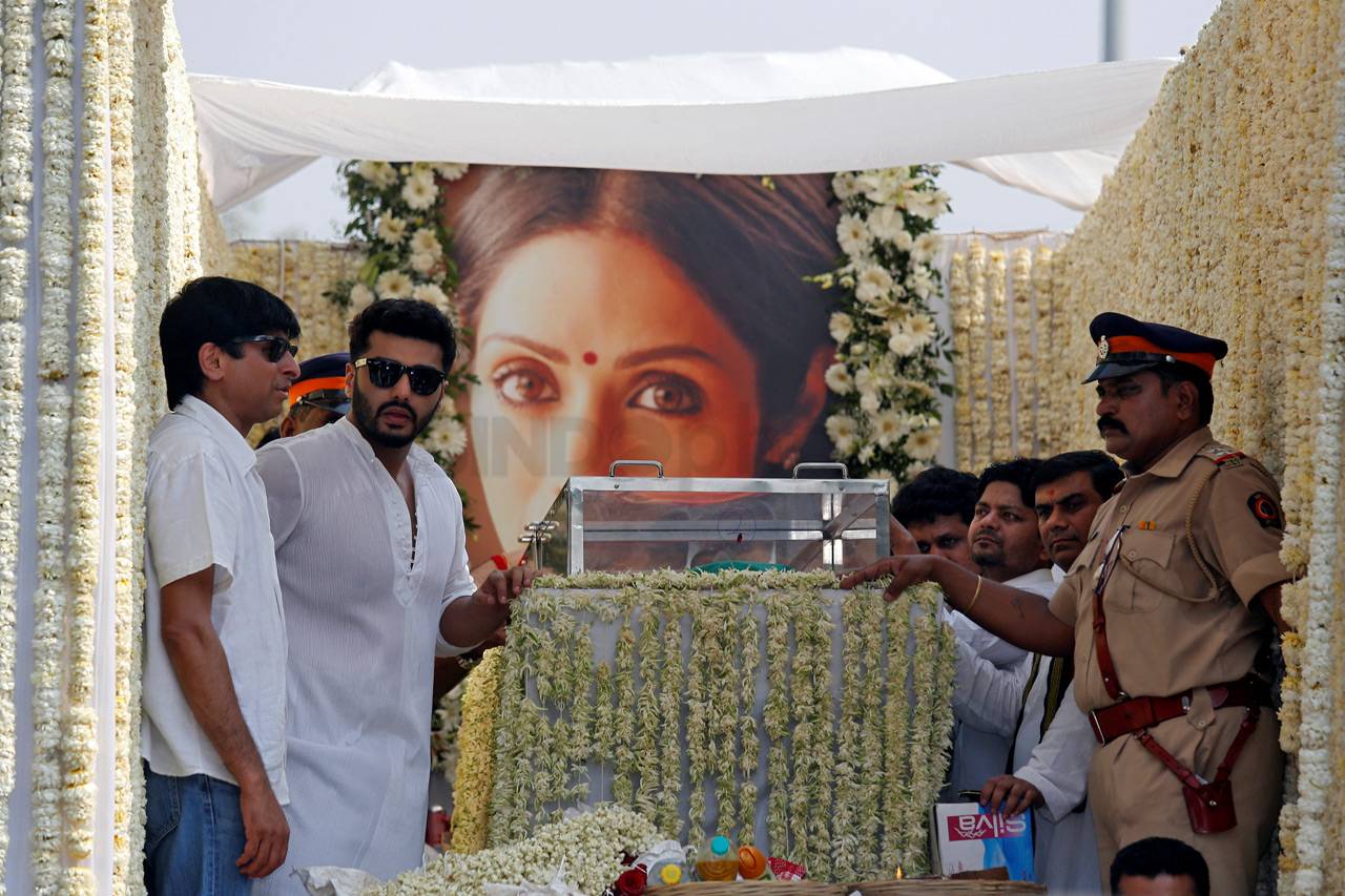 Pemakaman Legenda Bollywood...