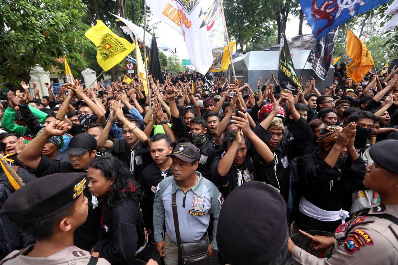 Massa PSHT dan Bonek...