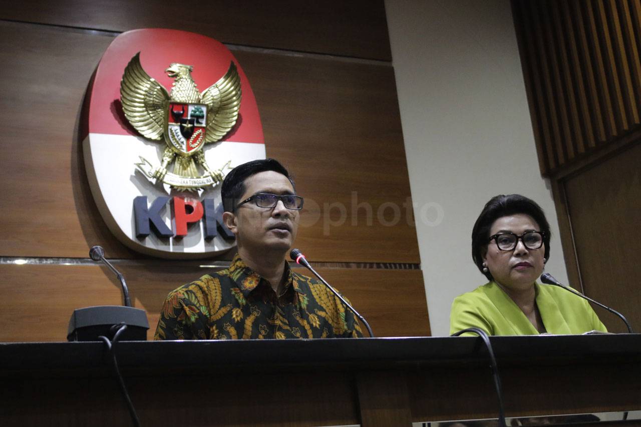 KPK Amankan 4 Orang...