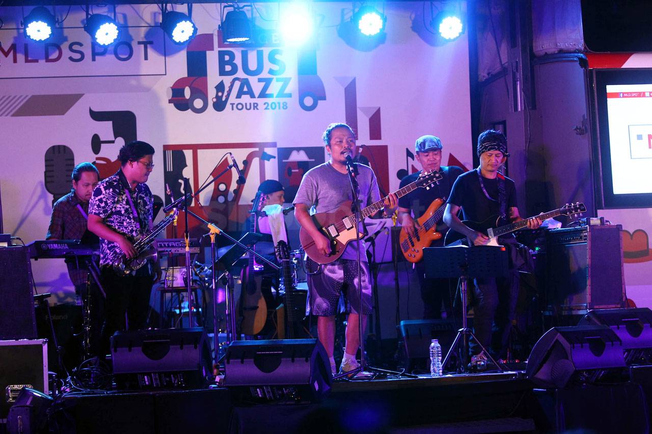 Manggung di Bus Jazz...
