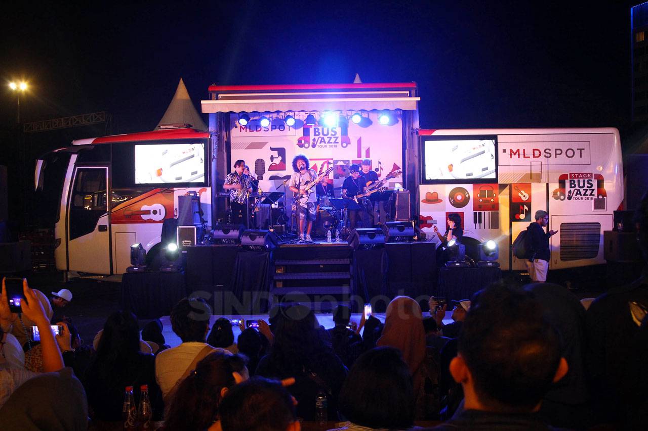 Manggung di Bus Jazz...