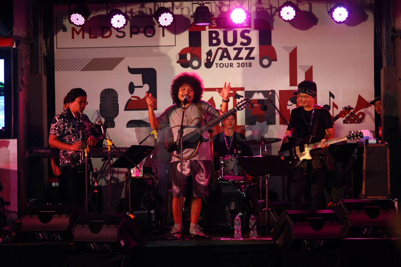 Manggung di Bus Jazz...