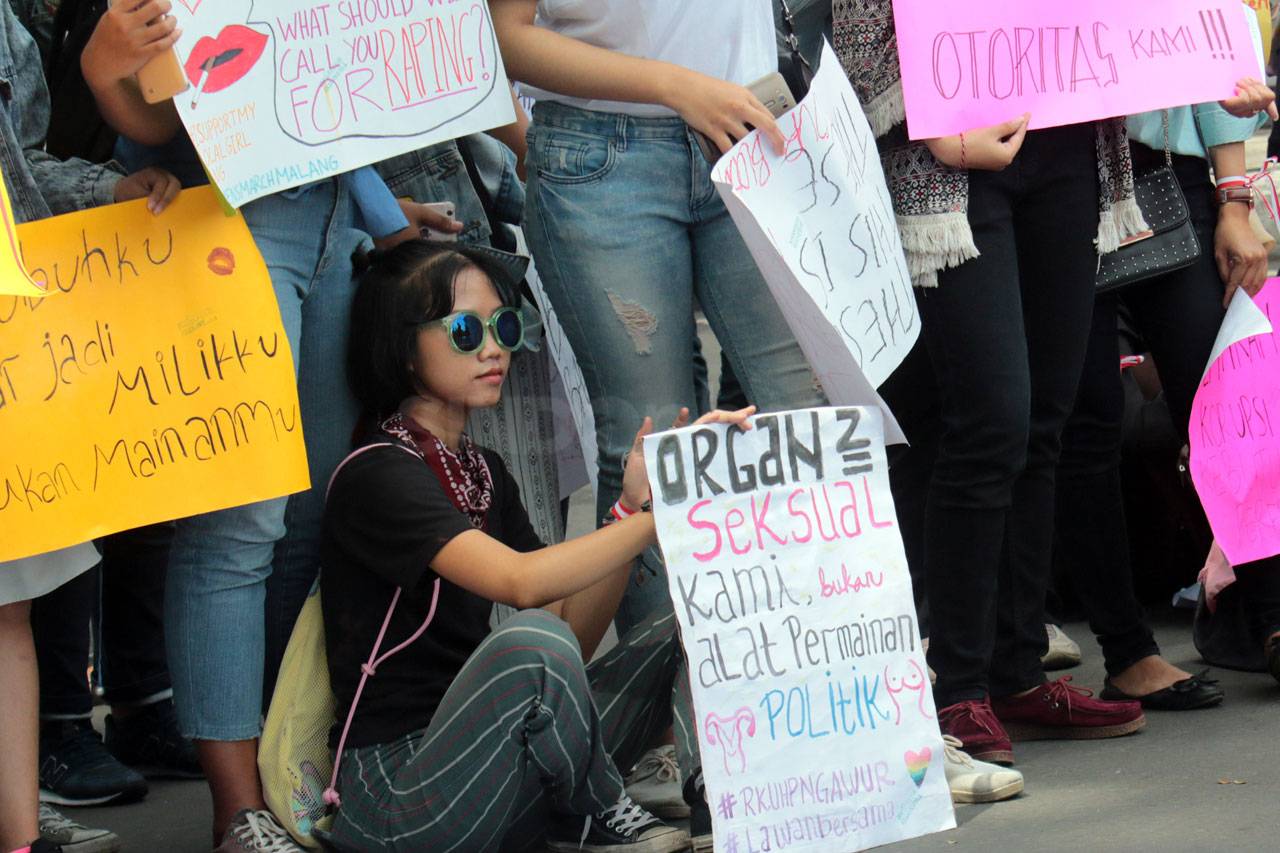 Ratusan Perempuan Lakukan...