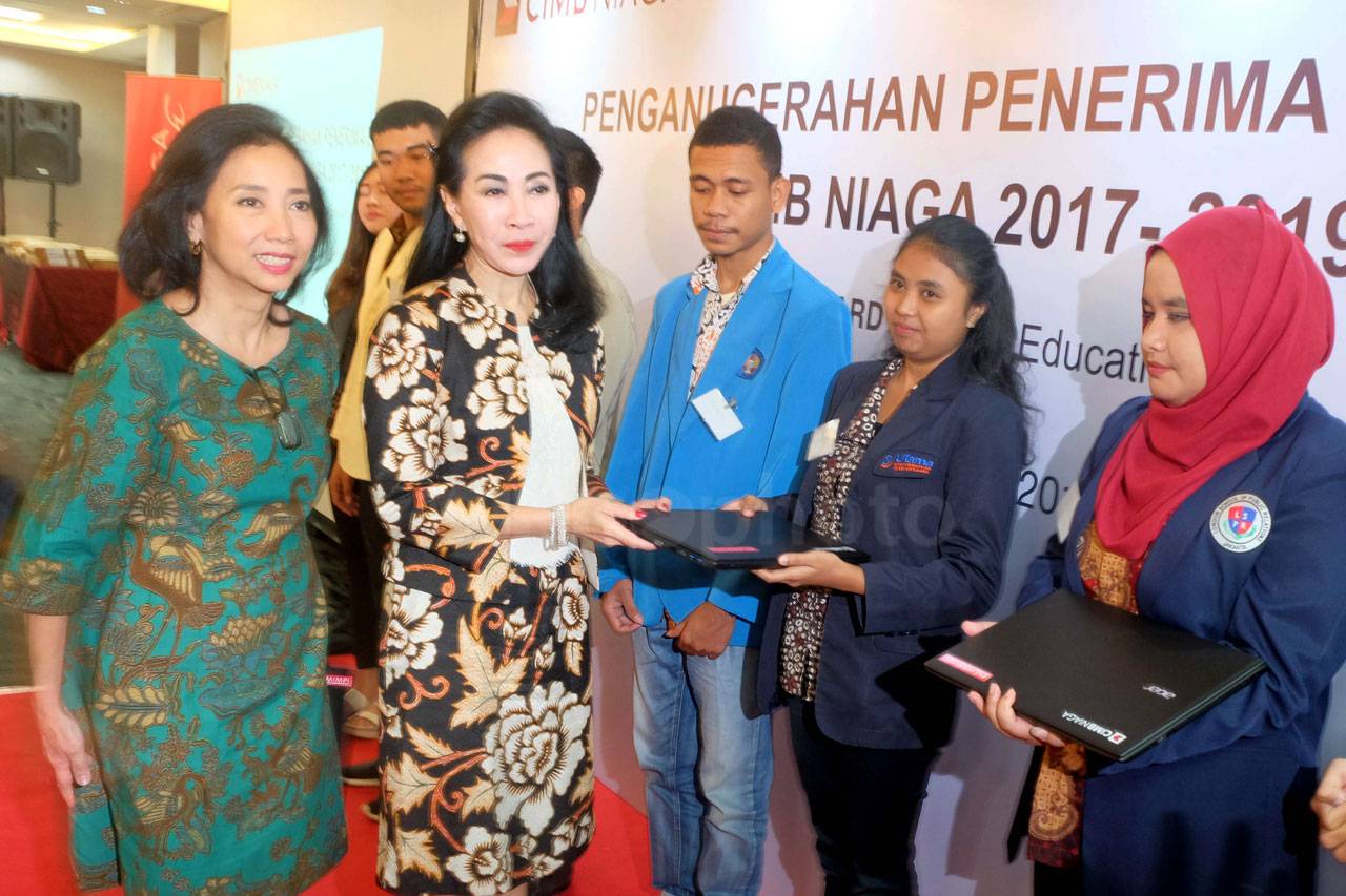 CIMB Niaga Berikan Beasiswa...