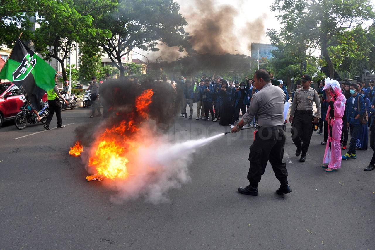Mahasiswa Undip Demo...
