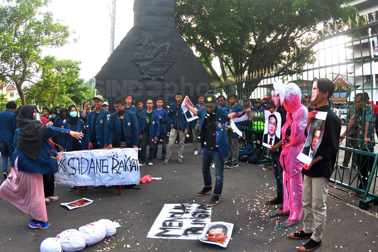 Mahasiswa Undip Demo...
