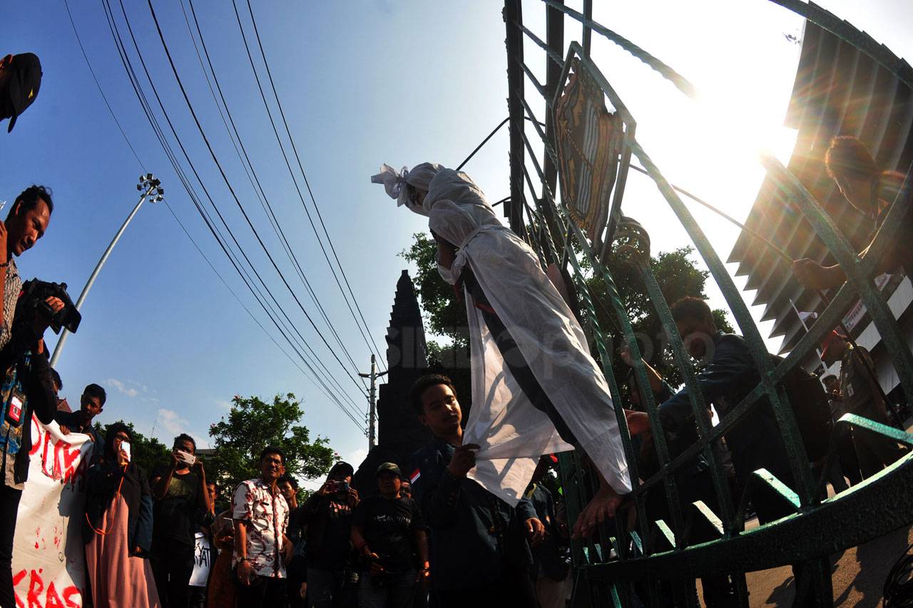 Mahasiswa Undip Demo...