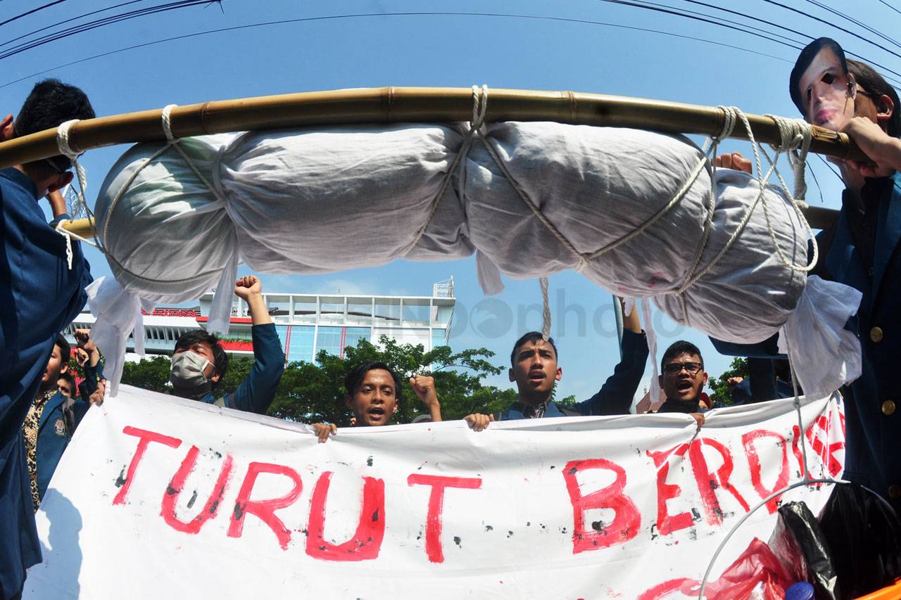 Mahasiswa Undip Demo...