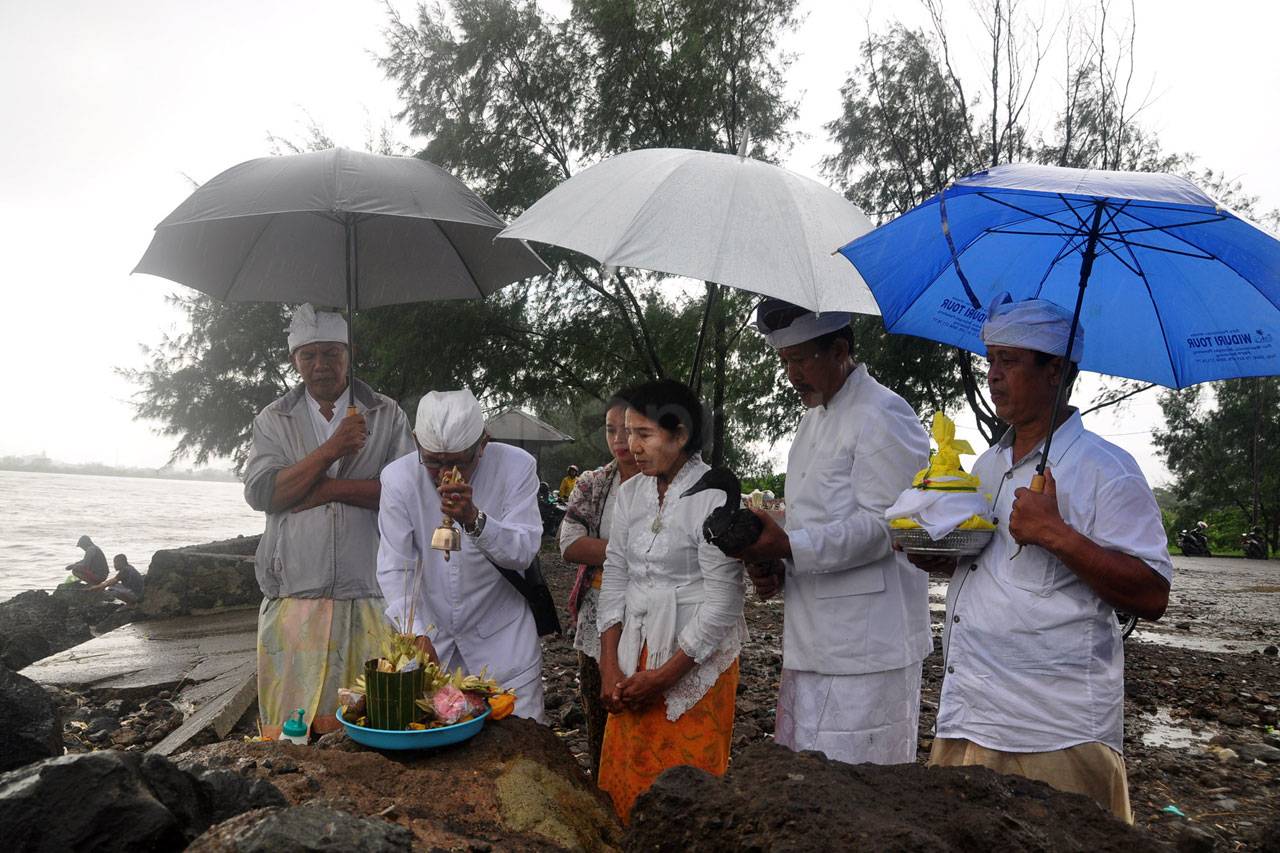Ritual Melasti di Pantai...
