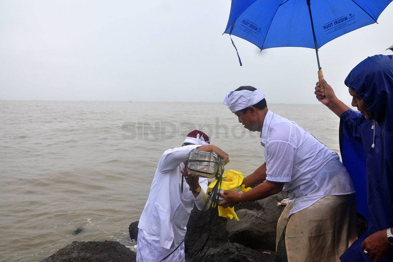 Ritual Melasti di Pantai...